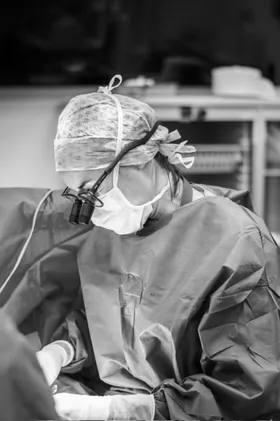 Le Dr Charlotte Waxweiler concentrée pendant une intervention