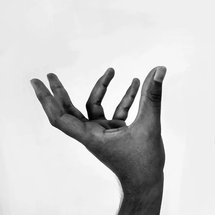 Main ouverte photographiée en noir et blanc, illustrant la chirurgie de la main et du poignet