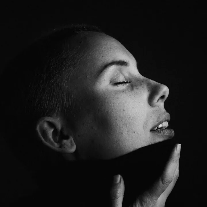 Portrait de profil en noir et blanc illustrant la chirurgie plastique et esthétique du visage