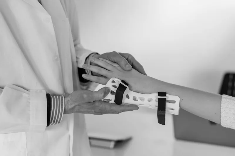 Consultation de chirurgie de la main : mise en place d'une attelle de poignet